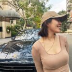 Esther Liu Instagram - 這幾天乘客們捕捉的照片📷 大家都喜歡這配備 @porschetaiwan ➕ me🙋‍♀️指定駕駛 天氣有涼風又有太陽🌞 真的好適合到處兜風 載著太后有按摩椅加熱熱椅墊大概十秒就睡了🤷🏻‍♀️ 載著姐妹油門一踩不知不覺就到烏來泡湯了♨️ 載著朋友跑山路好自在殺上陽明山追夕陽🌇 好荒唐 但又有點幸福