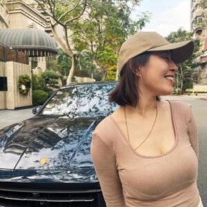 Esther Liu Instagram - 這幾天乘客們捕捉的照片📷
大家都喜歡這配備
@porschetaiwan ➕ me🙋‍♀️指定駕駛

天氣有涼風又有太陽🌞
真的好適合到處兜風
載著太后有按摩椅加熱熱椅墊大概十秒就睡了🤷🏻‍♀️
載著姐妹油門一踩不知不覺就到烏來泡湯了♨️
載著朋友跑山路好自在殺上陽明山追夕陽🌇

好荒唐
但又有點幸福