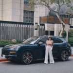Esther Liu Instagram - 這幾天乘客們捕捉的照片📷 大家都喜歡這配備 @porschetaiwan ➕ me🙋‍♀️指定駕駛 天氣有涼風又有太陽🌞 真的好適合到處兜風 載著太后有按摩椅加熱熱椅墊大概十秒就睡了🤷🏻‍♀️ 載著姐妹油門一踩不知不覺就到烏來泡湯了♨️ 載著朋友跑山路好自在殺上陽明山追夕陽🌇 好荒唐 但又有點幸福