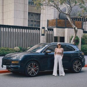 Esther Liu Instagram - 這幾天乘客們捕捉的照片📷
大家都喜歡這配備
@porschetaiwan ➕ me🙋‍♀️指定駕駛

天氣有涼風又有太陽🌞
真的好適合到處兜風
載著太后有按摩椅加熱熱椅墊大概十秒就睡了🤷🏻‍♀️
載著姐妹油門一踩不知不覺就到烏來泡湯了♨️
載著朋友跑山路好自在殺上陽明山追夕陽🌇

好荒唐
但又有點幸福