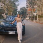 Esther Liu Instagram - 這幾天乘客們捕捉的照片📷 大家都喜歡這配備 @porschetaiwan ➕ me🙋‍♀️指定駕駛 天氣有涼風又有太陽🌞 真的好適合到處兜風 載著太后有按摩椅加熱熱椅墊大概十秒就睡了🤷🏻‍♀️ 載著姐妹油門一踩不知不覺就到烏來泡湯了♨️ 載著朋友跑山路好自在殺上陽明山追夕陽🌇 好荒唐 但又有點幸福
