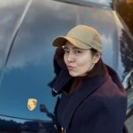 Esther Liu Instagram - 這幾天乘客們捕捉的照片📷 大家都喜歡這配備 @porschetaiwan ➕ me🙋‍♀️指定駕駛 天氣有涼風又有太陽🌞 真的好適合到處兜風 載著太后有按摩椅加熱熱椅墊大概十秒就睡了🤷🏻‍♀️ 載著姐妹油門一踩不知不覺就到烏來泡湯了♨️ 載著朋友跑山路好自在殺上陽明山追夕陽🌇 好荒唐 但又有點幸福