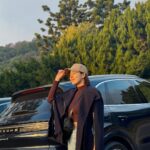 Esther Liu Instagram - 這幾天乘客們捕捉的照片📷 大家都喜歡這配備 @porschetaiwan ➕ me🙋‍♀️指定駕駛 天氣有涼風又有太陽🌞 真的好適合到處兜風 載著太后有按摩椅加熱熱椅墊大概十秒就睡了🤷🏻‍♀️ 載著姐妹油門一踩不知不覺就到烏來泡湯了♨️ 載著朋友跑山路好自在殺上陽明山追夕陽🌇 好荒唐 但又有點幸福