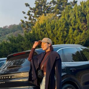 Esther Liu Instagram - 這幾天乘客們捕捉的照片📷
大家都喜歡這配備
@porschetaiwan ➕ me🙋‍♀️指定駕駛

天氣有涼風又有太陽🌞
真的好適合到處兜風
載著太后有按摩椅加熱熱椅墊大概十秒就睡了🤷🏻‍♀️
載著姐妹油門一踩不知不覺就到烏來泡湯了♨️
載著朋友跑山路好自在殺上陽明山追夕陽🌇

好荒唐
但又有點幸福