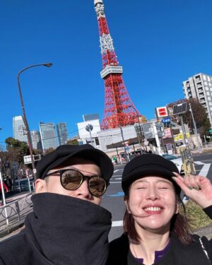Esther Liu Instagram - 住在景點旁大概就是⋯
這樣😅😂
一次收集到鐵塔🗼的 day&night 
新的一年才過兩天
對於幸運深深有感
一切都有安排
我們就照著走吧

#小姐與流氓小旅行