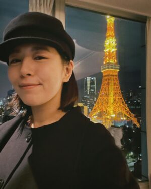Esther Liu Instagram - 住在景點旁大概就是⋯
這樣😅😂
一次收集到鐵塔🗼的 day&night 
新的一年才過兩天
對於幸運深深有感
一切都有安排
我們就照著走吧

#小姐與流氓小旅行
