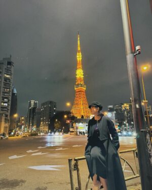 Esther Liu Instagram - 住在景點旁大概就是⋯
這樣😅😂
一次收集到鐵塔🗼的 day&night 
新的一年才過兩天
對於幸運深深有感
一切都有安排
我們就照著走吧

#小姐與流氓小旅行