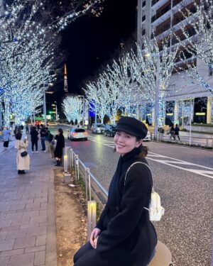 Esther Liu Instagram - 住在景點旁大概就是⋯
這樣😅😂
一次收集到鐵塔🗼的 day&night 
新的一年才過兩天
對於幸運深深有感
一切都有安排
我們就照著走吧

#小姐與流氓小旅行