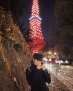 Esther Liu Instagram - 住在景點旁大概就是⋯
這樣😅😂
一次收集到鐵塔🗼的 day&night 
新的一年才過兩天
對於幸運深深有感
一切都有安排
我們就照著走吧

#小姐與流氓小旅行