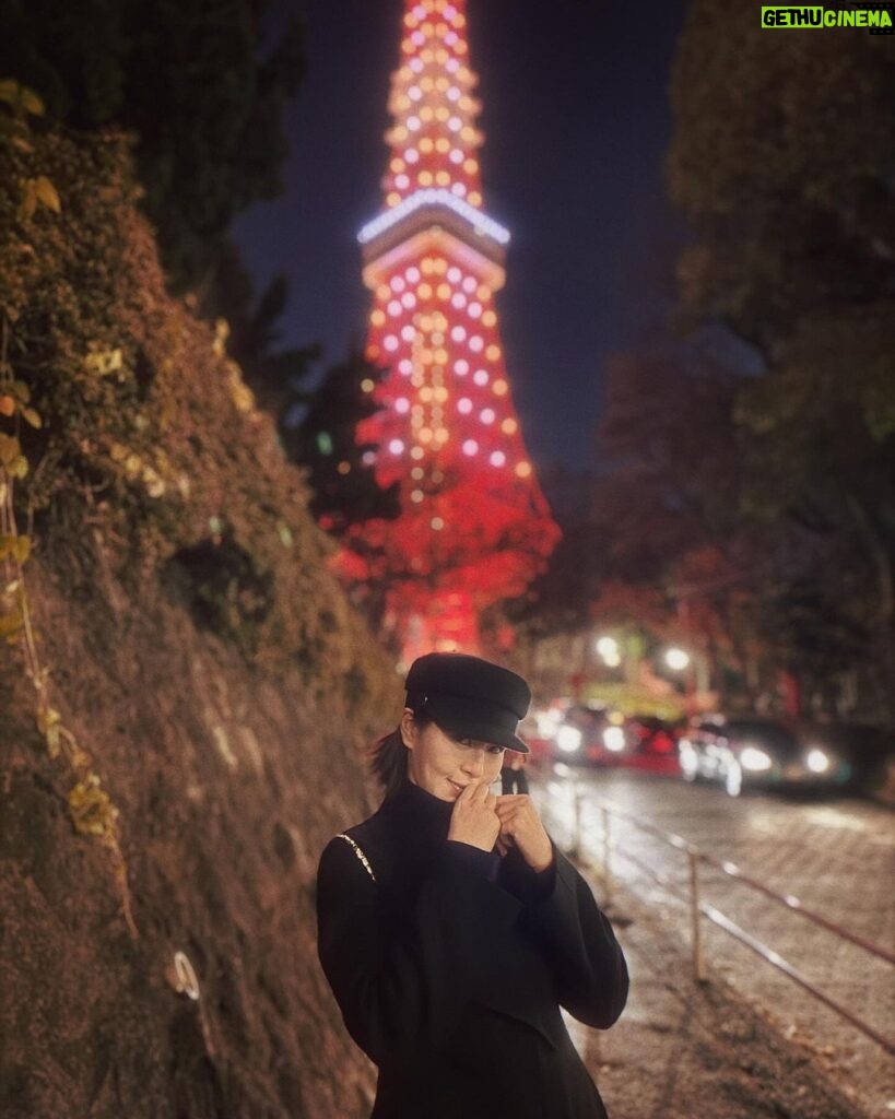 Esther Liu Instagram - 住在景點旁大概就是⋯ 這樣😅😂 一次收集到鐵塔🗼的 day&night 新的一年才過兩天 對於幸運深深有感 一切都有安排 我們就照著走吧 #小姐與流氓小旅行