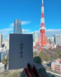 Esther Liu Instagram - 住在景點旁大概就是⋯ 這樣😅😂 一次收集到鐵塔🗼的 day&night 新的一年才過兩天 對於幸運深深有感 一切都有安排 我們就照著走吧 #小姐與流氓小旅行