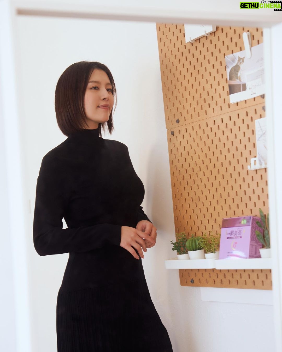 Esther Liu Instagram - 時間過的飛快 不知不覺已經到了2023年的尾聲 今年行程滿滿 跟團隊相處的時間應該超過……放空的時間😂 每當在工作的高壓狀態時 能犒賞大家 (與我自己) 的 就是吃好吃的東西😂 所以反而是在工作結束時最常有容易破戒的聚餐 這時就是要靠 #夜美孅酵素 #添加1000mg膠原蛋白 #四大分解酵素 在睡前泡溫水喝一包 代謝+美妍雙效合一 讓我非常 「心安理得 」的入睡😂😂😂 不用擔心隔天起床認不得我自己 調節生理機能, 有感代謝 ! 讓我一年的每一天都有好的狀態 ! 2024年也請多多照顧囉🫶🫶🫶🫶 屈臣氏 /https://pse.is /5ctavc