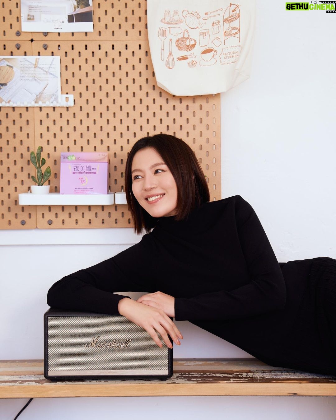 Esther Liu Instagram - 時間過的飛快 不知不覺已經到了2023年的尾聲 今年行程滿滿 跟團隊相處的時間應該超過……放空的時間😂 每當在工作的高壓狀態時 能犒賞大家 (與我自己) 的 就是吃好吃的東西😂 所以反而是在工作結束時最常有容易破戒的聚餐 這時就是要靠 #夜美孅酵素 #添加1000mg膠原蛋白 #四大分解酵素 在睡前泡溫水喝一包 代謝+美妍雙效合一 讓我非常 「心安理得 」的入睡😂😂😂 不用擔心隔天起床認不得我自己 調節生理機能, 有感代謝 ! 讓我一年的每一天都有好的狀態 ! 2024年也請多多照顧囉🫶🫶🫶🫶 屈臣氏 /https://pse.is /5ctavc