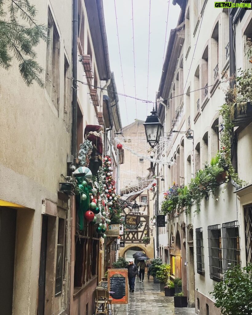 Esther Liu Instagram - 飛歐洲✈️ 是上個月 怎麼體感像上輩子😅 喔不是記憶力是上輩子 原來我好多時候都沒在享受風景 還好 還有照片 還有人 Paris, France