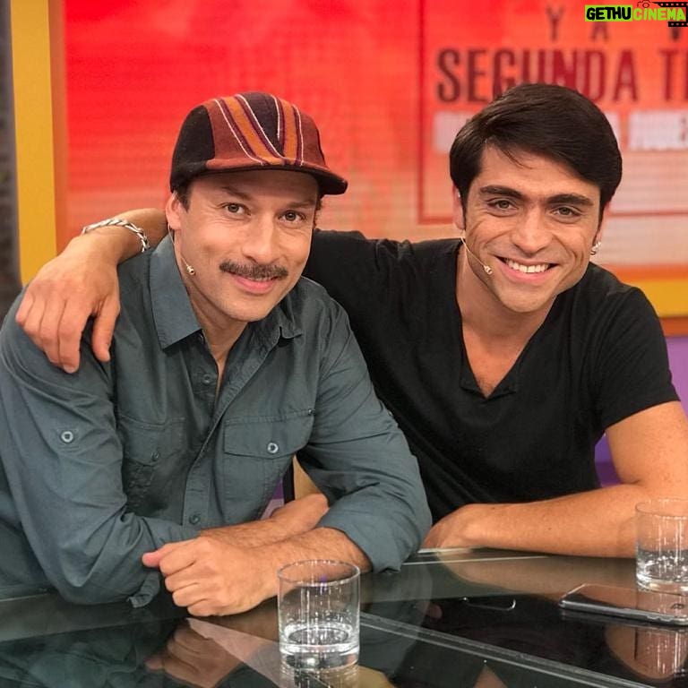 Etienne Bobenrieth Instagram - Hace 3 años, cuando empezaba una amistad y una relación laboral increíble. Ya estamos ensayando para entregarles un gran espectáculo, fines de enero, llamado #loscoverboys, que podrán disfrutar via streaming y si las fase lo permite, algo de público presencial. Querido @andresvelascoreyes , que sea el primero de muchos proyectos de nuestra productora PANORAMA producciones.