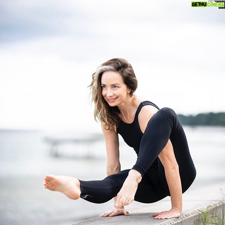 Etienne Bobenrieth Instagram - Practica Yoga con la mejor de las mejores, @mariajoseprietol y además colabora con un kit de aseo para la cárcel de mujeres de San Joaquin (RM) y el manzano (bio bio) Envía un mail a : inscripciones.acyi@gmail.com con el comprobante de tu aporte voluntario que tendrá un mínimo de $2.000 En asunto especificar : clase 18 octubre