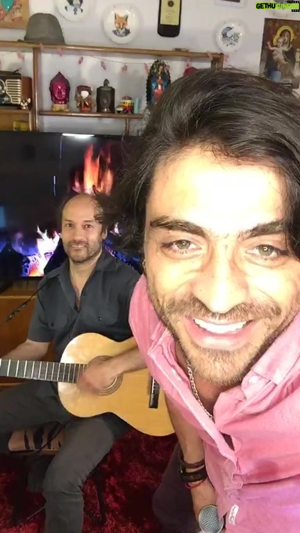 Etienne Bobenrieth Instagram - Más canciones y mucho sudor para lograrlas 😅😂😅