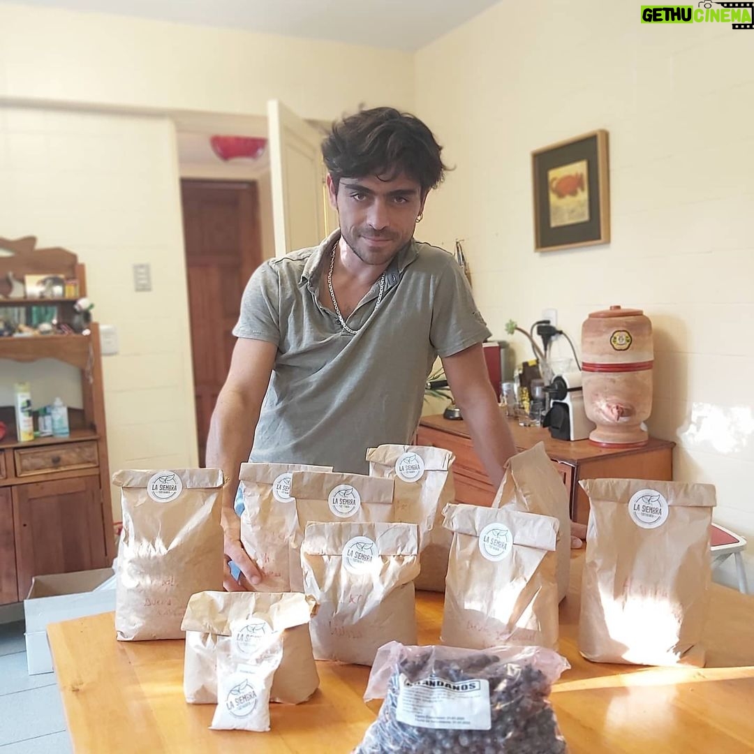Etienne Bobenrieth - 6.3K Likes - Acá el manso dato pa la cuarentena y con mirada sexy!!!!! @lasiembragranel !!!! Puras cosas ricas, sanitas y delivery a tu hogarsssss. #quedateencasa @manuelami @franciscoperezbannen