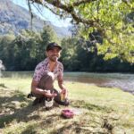 Etienne Bobenrieth Instagram - Así disfruto las vacaciones en nuestro querido sur de Chile. Río Liucura, Araucanía. Con un @ballantinescl, con Ginger Ale, jugo de limón, harto hielo y frambuesas de la zona para el toque veraniego. Pa la sé, para la calor!!! Caburgua, Araucania, Chile