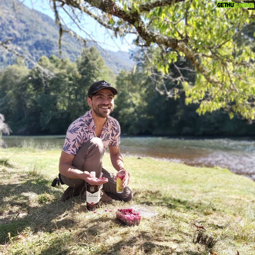 Etienne Bobenrieth - 15.2K Likes - Así disfruto las vacaciones en nuestro querido sur de Chile. Río Liucura, Araucanía. Con un @ballantinescl, con Ginger Ale, jugo de limón, harto hielo y frambuesas de la zona para el toque veraniego. Pa la sé, para la calor!!!