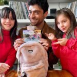 Etienne Bobenrieth Instagram - Amigas y amigos!!!! Mila , Santina y yo les queremos compartir los regalos que nos han llegado para celebrar los 100 años de Disney junto al espectáculo #disneyonice2023 !! Los invitamos a disfrutar de este panorama de invierno imperdible. Nos encontramos allá? 😉🫶 Compra tu entrada en @puntoticket Nos vemos en Disney on Ice 2023!! #disneyonice2023 @bizarrolivecl