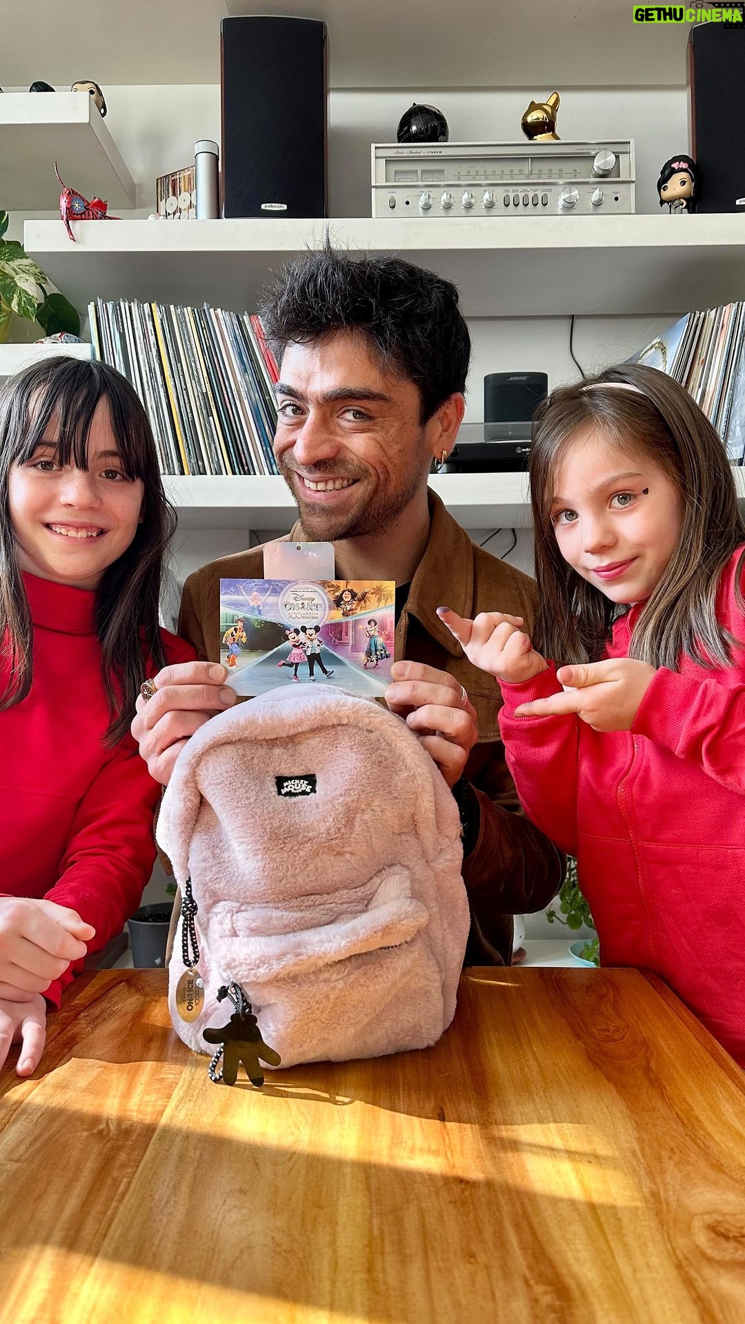 Etienne Bobenrieth Instagram - Amigas y amigos!!!! Mila , Santina y yo les queremos compartir los regalos que nos han llegado para celebrar los 100 años de Disney junto al espectáculo #disneyonice2023 !! Los invitamos a disfrutar de este panorama de invierno imperdible. Nos encontramos allá? 😉🫶 Compra tu entrada en @puntoticket Nos vemos en Disney on Ice 2023!! #disneyonice2023 @bizarrolivecl