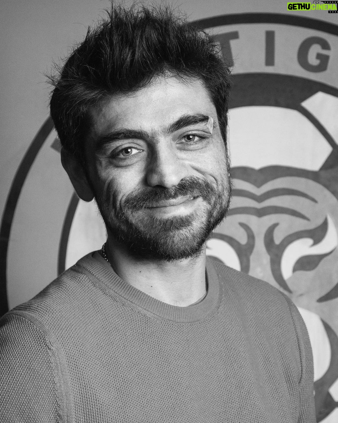 Etienne Bobenrieth Instagram - Retratos de nuestro querido #pobrenovio el gran actor @etiennebob para el especial de @reyesdeldrama de la obra de teatro “La Banca”, dirigida por @claudioarredondo . . . . . . #chileactores #teatro #chile #reyesdeldrama #portrair #photography #teatromori Centro Mori Vitacura