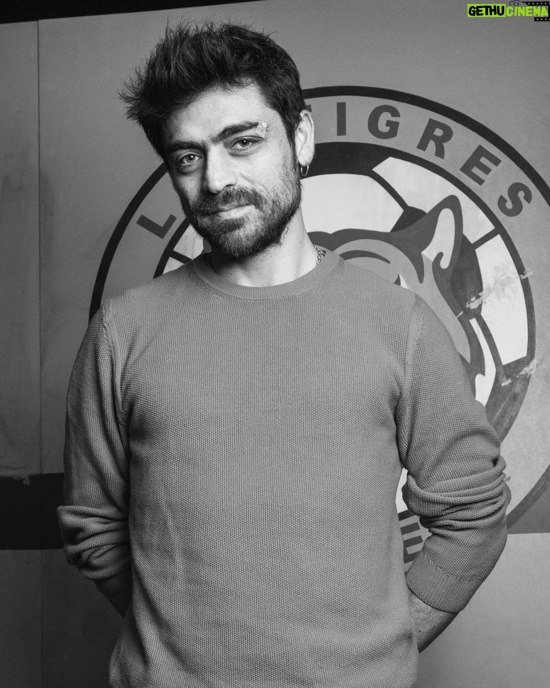 Etienne Bobenrieth Instagram - Retratos de nuestro querido #pobrenovio el gran actor @etiennebob para el especial de @reyesdeldrama de la obra de teatro “La Banca”, dirigida por @claudioarredondo . . . . . . #chileactores #teatro #chile #reyesdeldrama #portrair #photography #teatromori Centro Mori Vitacura