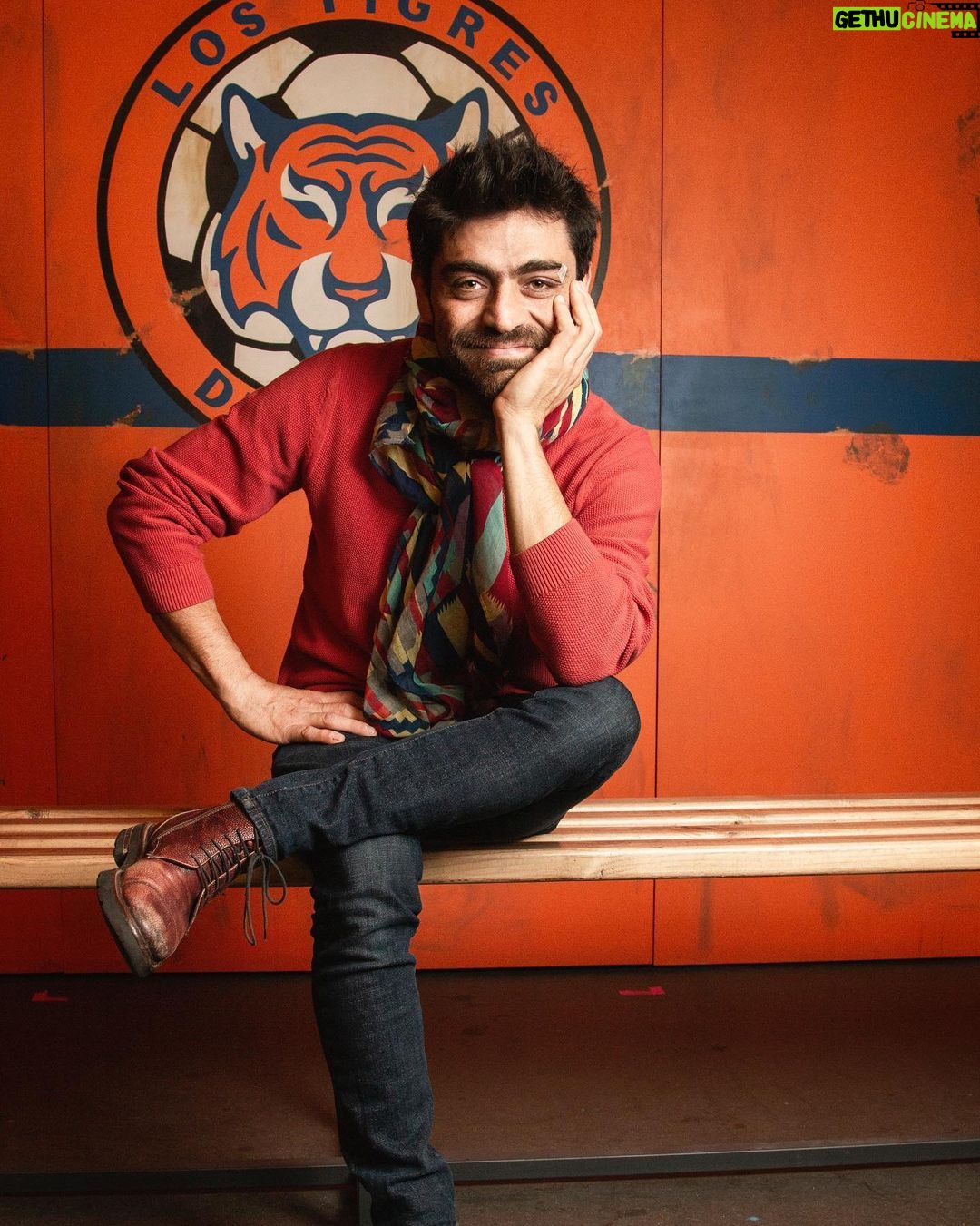 Etienne Bobenrieth Instagram - Retratos de nuestro querido #pobrenovio el gran actor @etiennebob para el especial de @reyesdeldrama de la obra de teatro “La Banca”, dirigida por @claudioarredondo . . . . . . #chileactores #teatro #chile #reyesdeldrama #portrair #photography #teatromori Centro Mori Vitacura