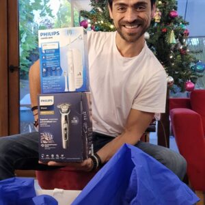 Etienne Bobenrieth Instagram - Philips me mandó dos increíbles regalos de navidad : Una afeitadora Series 9000 con tecnología Skin IQ que cuida la piel , y un cepillo de dientes eléctrico 6100 protective clean. Quieren conocer sus atributos? Ya que no se me cayeron,  vean mis próximas historias y/o métanse a la página !!!
@philips_chile 
#navidadphilips