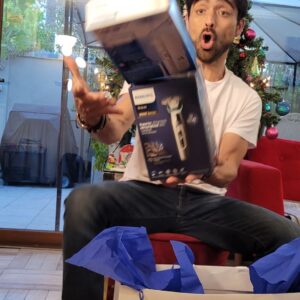 Etienne Bobenrieth Instagram - Philips me mandó dos increíbles regalos de navidad : Una afeitadora Series 9000 con tecnología Skin IQ que cuida la piel , y un cepillo de dientes eléctrico 6100 protective clean. Quieren conocer sus atributos? Ya que no se me cayeron,  vean mis próximas historias y/o métanse a la página !!!
@philips_chile 
#navidadphilips