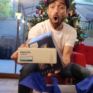 Etienne Bobenrieth Instagram - Philips me mandó dos increíbles regalos de navidad : Una afeitadora Series 9000 con tecnología Skin IQ que cuida la piel , y un cepillo de dientes eléctrico 6100 protective clean. Quieren conocer sus atributos? Ya que no se me cayeron,  vean mis próximas historias y/o métanse a la página !!!
@philips_chile 
#navidadphilips
