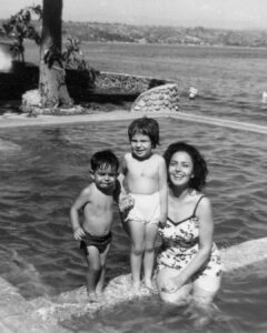 Eugenio Derbez Instagram - “ #Acapulco marcó mi infancia. Todos los veranos que recuerdo de mi infancia los pasé ahí. Tengo el corazón destrozado.” Eugenio Derbez y los productores de la serie Acapulco de Apple TV+, producida por Lionsgate TV y 3Pas Studios, envían mensajes de apoyo y una donación para asistencia humanitaria a la ciudad de Acapulco que recientemente fue devastada por el huracán Otis. Fuente: @deadline