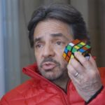 Eugenio Derbez Instagram - Come play with us… Ven a jugar con nosotros… #DeViajeConLosDerbez #NuevaTemporada 24 de noviembre por @primevideomx 🇲🇽🌎 @vix 🇺🇸🇵🇷