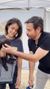 Eugenio Derbez Instagram - #bts Durante la filmación de @radicalthemovie, encontramos muchos perritos en situación de calle. Nos acompañaron durante toda la filmación y nos hicieron felices los días. Entre todo el crew, les llevábamos comida y destinamos un espacio para esterilizarlos. Muchos de ellos fueron adoptados y dejaron de vivir entre la basura para vivir con una familia. ❤️🐶 Sin duda fue un cambio radical en sus vidas.