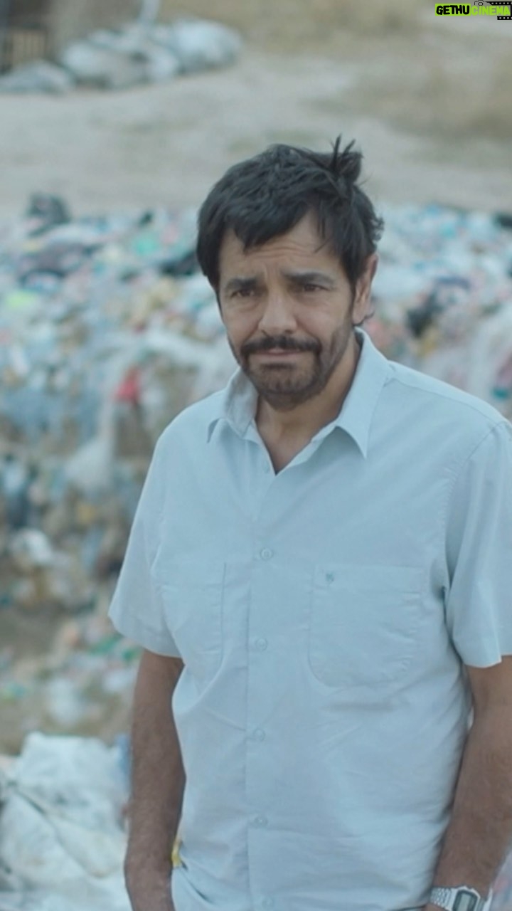 Eugenio Derbez Instagram - @radicalthemovie ya está en cines en todo México. ✏️💛
