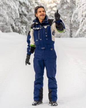 Eugenio Derbez Instagram - Este 24 de noviembre, un nuevo viaje tocará a tu 🚪🎅🏻

On November 24th a new journey will knock on your 🚪🎅🏻

#DeViajeConLosDerbez 

#NuevaTemporada solo en @primevideomx 🇲🇽🌎 y @vix 🇺🇸🇵🇷
