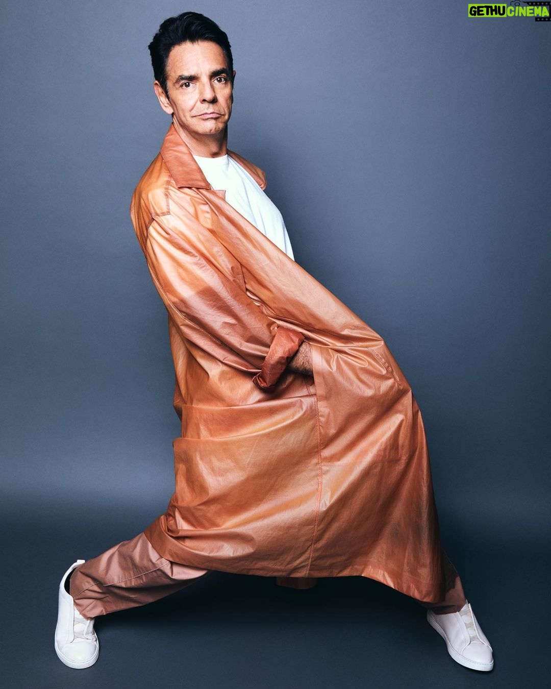 Eugenio Derbez Instagram - El actor mexicano Eugenio Derbez celebra 50 años de carrera con su película #radical , que ha sido reconocida como “Película Favorita” en el Festival de Sundance. En esta entrevista y sesión de fotos para @esquiremx, comparte sus pensamientos sobre la producción de esta inspiradora película basada en hechos reales y su visión sobre la educación. Entrevista @joalferez Fotos @weshootmuch / Germán Nájera e Iván Flores Estilismo @rodrigoalcantara Grooming @marcelloerd Director de arte @esedirector Director editorial @alfonsoparra__
