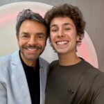 Eugenio Derbez Instagram - Por ahí dicen “nunca conozcas a tus héroes” y para mi suerte, yo creo que NO tienen razón. Tengo la fortuna de conocer a Eugenio desde hace muchos años, fue de las primeras personas que reconoció mi trabajo y me atrevería a decir que es uno de los motivos por los cuales sigo aquí. Desde que tengo memoria el ha sido un modelo a seguir para mí. Su comedia, su trayectoria, sencillez y sobre todo cómo ha podido romper cualquier obstáculo o limitante en su camino lo convirtieron en un ejemplo para mí. Hace unos días tuve la oportunidad de sentarme a platicar con el sobre la vida y escuchar en primera persona como ha navegado una de más carreras más impresionantes de este país. Desde afuera podría parecer que las puertas se la han abierto gracias a su apellido o enorme trayectoria… y no. Encima del gigantesco talento que tiene, hablemos de su determinación: Cual caballo en carrera, enfocado en sus objetivos e ignorando el ruido. Una disciplina como si su vida dependiera de ello. Y sin importar cuantos NO SE PUEDE se cruzaron en su camino, los tomó como gasolina para volar por encima de cualquier expectativa “realista” de esa gente que le dijo que no. Eugenio siempre ha sido uno de mis ídolos pero después de esta charla lo considero un mentor para todos aquellos que no creen en los límites. Un ejemplo vivo de que las reglas están para romperse. Un ejemplo vivo de chingarle y de “no hacer lo fácil”. Me quito el sombrero mil y un veces en frente de un ser humano como él. Que a pesar de que ya cumplió sus sueños, que a a pesar de que ya comprobó todo lo que necesitaba comprobar, que a pesar de poder haberse retirado, hoy sigue aquí lleno de pasión y una determinación más fuerte que nunca desafiando las posibilidades de lo que se puede y no puede hacer con su nuevo protagónico 100% dramático en su próxima película “Radical.” Eres un chingon @ederbez, agradecido de coincidir en esta vida contigo, maestro! Pueden escuchar esta charla en mi podcast “No Hagas Lo Facil” en @spotifymexico . Disponible en video, link en mi biografía. Las Reglas Están Para Romperse