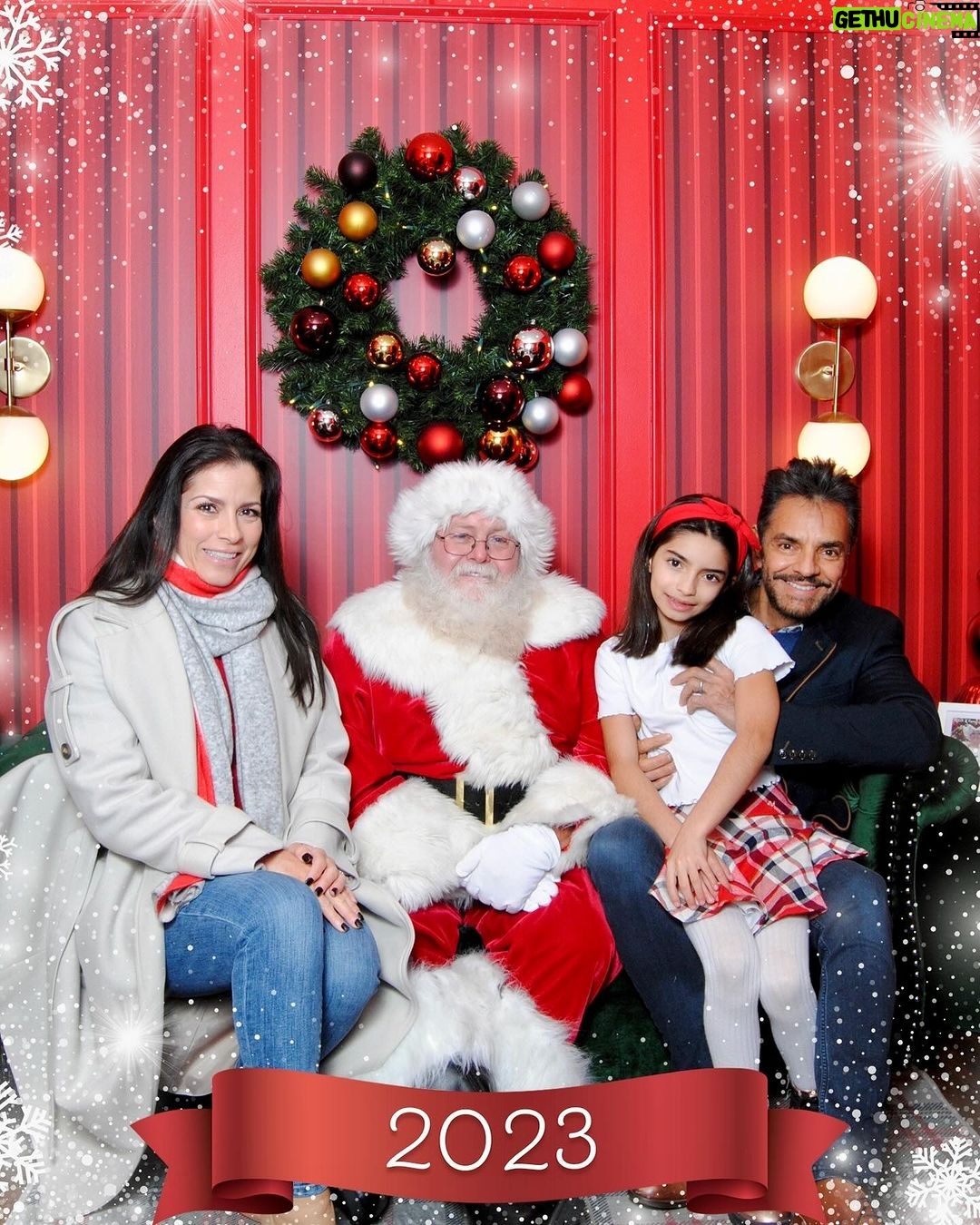 Eugenio Derbez Instagram - De nuestros corazones a los suyos, ¡muy feliz Navidad! Que lluevan bendiciones sobre sus hogares, que siempre tengan alguien a quien abrazar y que les sobren razones para agradecer. ¡Felices Fiestas! ♥️♥️♥️✨✨✨🥰🥰🥰🌟🌟🌟 Nos hiciste falta Darkettoooooo @jose_eduardo92 Te amamos!