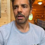 Eugenio Derbez Instagram - Not even Robin has received so many slaps. Ni Robin ha recibido tantas cachetadas.