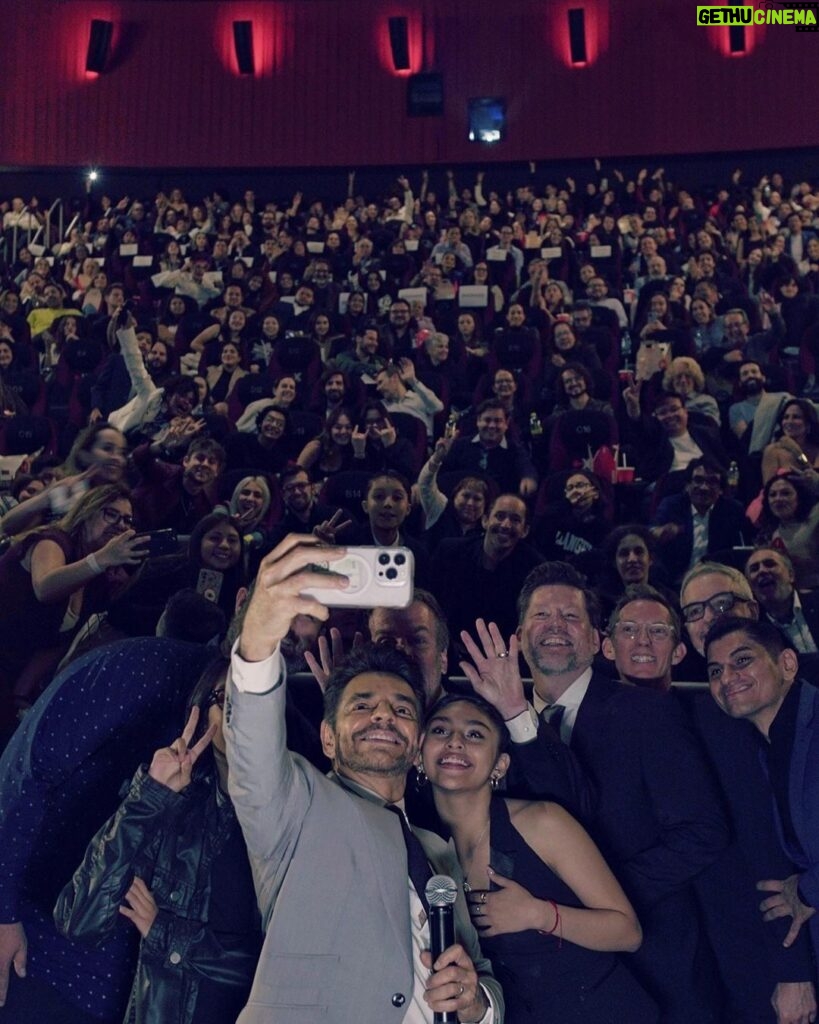 Eugenio Derbez Instagram - Radical premier #CDMX What a night!!! 🎥🎬🍿 Octubre 19 🇲🇽 November 3rd 🇺🇸 Plaza ANTARA. Polanco Mexico DF
