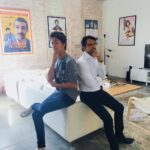 Eugenio Derbez Instagram - Por ahí dicen “nunca conozcas a tus héroes” y para mi suerte, yo creo que NO tienen razón. Tengo la fortuna de conocer a Eugenio desde hace muchos años, fue de las primeras personas que reconoció mi trabajo y me atrevería a decir que es uno de los motivos por los cuales sigo aquí. Desde que tengo memoria el ha sido un modelo a seguir para mí. Su comedia, su trayectoria, sencillez y sobre todo cómo ha podido romper cualquier obstáculo o limitante en su camino lo convirtieron en un ejemplo para mí. Hace unos días tuve la oportunidad de sentarme a platicar con el sobre la vida y escuchar en primera persona como ha navegado una de más carreras más impresionantes de este país. Desde afuera podría parecer que las puertas se la han abierto gracias a su apellido o enorme trayectoria… y no. Encima del gigantesco talento que tiene, hablemos de su determinación: Cual caballo en carrera, enfocado en sus objetivos e ignorando el ruido. Una disciplina como si su vida dependiera de ello. Y sin importar cuantos NO SE PUEDE se cruzaron en su camino, los tomó como gasolina para volar por encima de cualquier expectativa “realista” de esa gente que le dijo que no. Eugenio siempre ha sido uno de mis ídolos pero después de esta charla lo considero un mentor para todos aquellos que no creen en los límites. Un ejemplo vivo de que las reglas están para romperse. Un ejemplo vivo de chingarle y de “no hacer lo fácil”. Me quito el sombrero mil y un veces en frente de un ser humano como él. Que a pesar de que ya cumplió sus sueños, que a a pesar de que ya comprobó todo lo que necesitaba comprobar, que a pesar de poder haberse retirado, hoy sigue aquí lleno de pasión y una determinación más fuerte que nunca desafiando las posibilidades de lo que se puede y no puede hacer con su nuevo protagónico 100% dramático en su próxima película “Radical.” Eres un chingon @ederbez, agradecido de coincidir en esta vida contigo, maestro! Pueden escuchar esta charla en mi podcast “No Hagas Lo Facil” en @spotifymexico . Disponible en video, link en mi biografía. Las Reglas Están Para Romperse