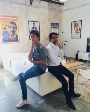 Eugenio Derbez Instagram - Por ahí dicen “nunca conozcas a tus héroes” y para mi suerte, yo creo que NO tienen razón. Tengo la fortuna de conocer a Eugenio desde hace muchos años, fue de las primeras personas que reconoció mi trabajo y me atrevería a decir que es uno de los motivos por los cuales sigo aquí. Desde que tengo memoria el ha sido un modelo a seguir para mí. Su comedia, su trayectoria, sencillez y sobre todo cómo ha podido romper cualquier obstáculo o limitante en su camino lo convirtieron en un ejemplo para mí. 

Hace unos días tuve la oportunidad de sentarme a platicar con el sobre la vida y escuchar en primera persona como ha navegado una de más carreras más impresionantes de este país. Desde afuera podría parecer que las puertas se la han abierto gracias a su apellido o enorme trayectoria… y no. Encima del gigantesco talento que tiene, hablemos de su determinación: Cual caballo en carrera, enfocado en sus objetivos e ignorando el ruido. Una disciplina como si su vida dependiera de ello. Y sin importar cuantos NO SE PUEDE se cruzaron en su camino, los tomó como gasolina para volar por encima de cualquier expectativa “realista” de esa gente que le dijo que no. 

Eugenio siempre ha sido uno de mis ídolos pero después de esta charla lo considero un mentor para todos aquellos que no creen en los límites. Un ejemplo vivo de que las reglas están para romperse. Un ejemplo vivo de chingarle y de “no hacer lo fácil”. Me quito el sombrero mil y un veces en frente de un ser humano como él. Que a pesar de que ya cumplió sus sueños, que a a pesar de que ya comprobó todo lo que necesitaba comprobar, que a pesar de poder haberse retirado, hoy sigue aquí lleno de pasión y una determinación más fuerte que nunca desafiando las posibilidades de lo que se puede y no puede hacer con su nuevo protagónico 100% dramático en su próxima película “Radical.” Eres un chingon @ederbez, agradecido de coincidir en esta vida contigo, maestro!

Pueden escuchar esta charla en mi podcast “No Hagas Lo Facil” en @spotifymexico . Disponible en video, link en mi biografía.
