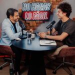 Eugenio Derbez Instagram - Por ahí dicen “nunca conozcas a tus héroes” y para mi suerte, yo creo que NO tienen razón. Tengo la fortuna de conocer a Eugenio desde hace muchos años, fue de las primeras personas que reconoció mi trabajo y me atrevería a decir que es uno de los motivos por los cuales sigo aquí. Desde que tengo memoria el ha sido un modelo a seguir para mí. Su comedia, su trayectoria, sencillez y sobre todo cómo ha podido romper cualquier obstáculo o limitante en su camino lo convirtieron en un ejemplo para mí. Hace unos días tuve la oportunidad de sentarme a platicar con el sobre la vida y escuchar en primera persona como ha navegado una de más carreras más impresionantes de este país. Desde afuera podría parecer que las puertas se la han abierto gracias a su apellido o enorme trayectoria… y no. Encima del gigantesco talento que tiene, hablemos de su determinación: Cual caballo en carrera, enfocado en sus objetivos e ignorando el ruido. Una disciplina como si su vida dependiera de ello. Y sin importar cuantos NO SE PUEDE se cruzaron en su camino, los tomó como gasolina para volar por encima de cualquier expectativa “realista” de esa gente que le dijo que no. Eugenio siempre ha sido uno de mis ídolos pero después de esta charla lo considero un mentor para todos aquellos que no creen en los límites. Un ejemplo vivo de que las reglas están para romperse. Un ejemplo vivo de chingarle y de “no hacer lo fácil”. Me quito el sombrero mil y un veces en frente de un ser humano como él. Que a pesar de que ya cumplió sus sueños, que a a pesar de que ya comprobó todo lo que necesitaba comprobar, que a pesar de poder haberse retirado, hoy sigue aquí lleno de pasión y una determinación más fuerte que nunca desafiando las posibilidades de lo que se puede y no puede hacer con su nuevo protagónico 100% dramático en su próxima película “Radical.” Eres un chingon @ederbez, agradecido de coincidir en esta vida contigo, maestro! Pueden escuchar esta charla en mi podcast “No Hagas Lo Facil” en @spotifymexico . Disponible en video, link en mi biografía. Las Reglas Están Para Romperse