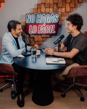 Eugenio Derbez Instagram - Por ahí dicen “nunca conozcas a tus héroes” y para mi suerte, yo creo que NO tienen razón. Tengo la fortuna de conocer a Eugenio desde hace muchos años, fue de las primeras personas que reconoció mi trabajo y me atrevería a decir que es uno de los motivos por los cuales sigo aquí. Desde que tengo memoria el ha sido un modelo a seguir para mí. Su comedia, su trayectoria, sencillez y sobre todo cómo ha podido romper cualquier obstáculo o limitante en su camino lo convirtieron en un ejemplo para mí. 

Hace unos días tuve la oportunidad de sentarme a platicar con el sobre la vida y escuchar en primera persona como ha navegado una de más carreras más impresionantes de este país. Desde afuera podría parecer que las puertas se la han abierto gracias a su apellido o enorme trayectoria… y no. Encima del gigantesco talento que tiene, hablemos de su determinación: Cual caballo en carrera, enfocado en sus objetivos e ignorando el ruido. Una disciplina como si su vida dependiera de ello. Y sin importar cuantos NO SE PUEDE se cruzaron en su camino, los tomó como gasolina para volar por encima de cualquier expectativa “realista” de esa gente que le dijo que no. 

Eugenio siempre ha sido uno de mis ídolos pero después de esta charla lo considero un mentor para todos aquellos que no creen en los límites. Un ejemplo vivo de que las reglas están para romperse. Un ejemplo vivo de chingarle y de “no hacer lo fácil”. Me quito el sombrero mil y un veces en frente de un ser humano como él. Que a pesar de que ya cumplió sus sueños, que a a pesar de que ya comprobó todo lo que necesitaba comprobar, que a pesar de poder haberse retirado, hoy sigue aquí lleno de pasión y una determinación más fuerte que nunca desafiando las posibilidades de lo que se puede y no puede hacer con su nuevo protagónico 100% dramático en su próxima película “Radical.” Eres un chingon @ederbez, agradecido de coincidir en esta vida contigo, maestro!

Pueden escuchar esta charla en mi podcast “No Hagas Lo Facil” en @spotifymexico . Disponible en video, link en mi biografía.
