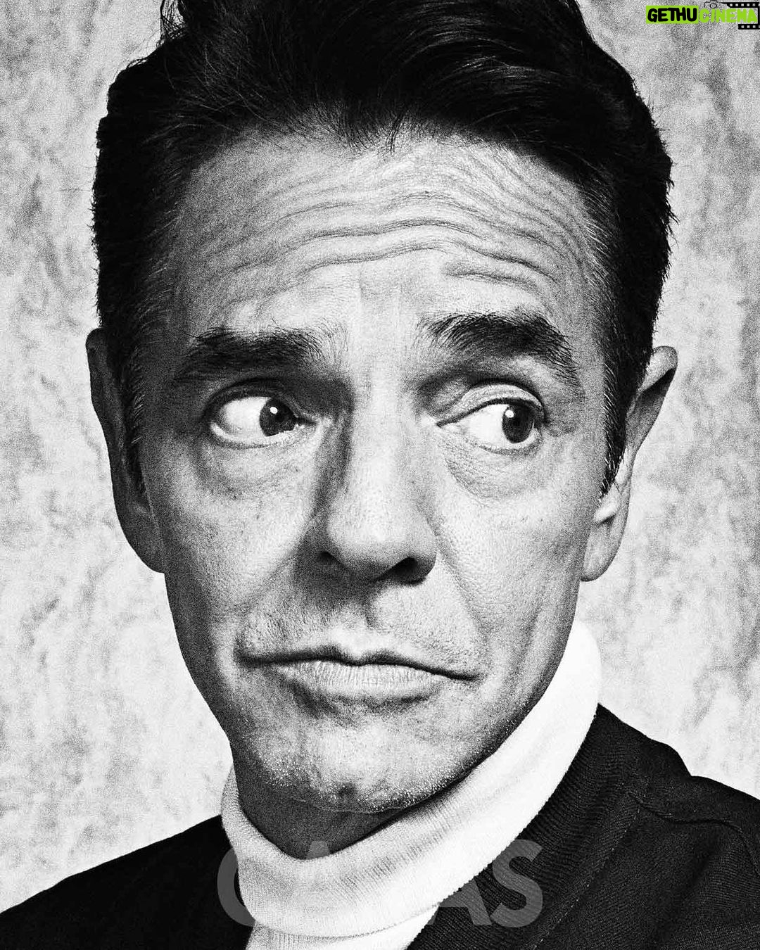 Eugenio Derbez Instagram - Gracias @carasmexico por la portada.