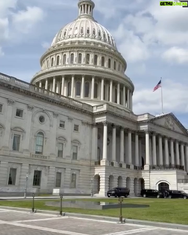 Eugenio Derbez Instagram - Since it's National Hispanic Heritage Month in the US, I travelled to Washington, D.C. to show the latino congressmen my newest film @radicalthemovie and engage in a reflection about education. @kamalaharris @joebiden @participant Como en E.U.A. es el mes de la herencia hispana, viajé a Washington para presentarle a los congresistas latinos mi nueva película @radicalthemovie y reflexionar sobre el tema de la educación.