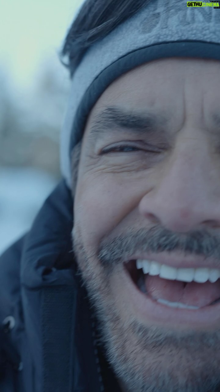 Eugenio Derbez Instagram - Les traigo un regalo, del viernes 15 al domingo 17 de diciembre, pueden ver en mi canal de YouTube ๐
๐ปLINK EN BIO ๐
๐ป Totalmente GRATIS el primer episodio de la #NuevaTemporada de #DeViajeConLosDerbez. I got you guys a gift. From the 15th to the 17th of December, you can watch ๐
๐ปtotally FREE ๐
๐ปon my YouTube channel, the first episode of the #NewSeason of #DeViajeConLosDerbez.