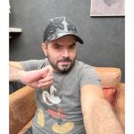 Eugenio Derbez Instagram – Recomiéndenme un nuevo password para mi celular, el anterior… 
//

Suggest me a new password, the last one…
#DeViajeConLosDerbez solo en @primevideomx 🇲🇽🌎 y @vix 🇺🇸🇵🇷